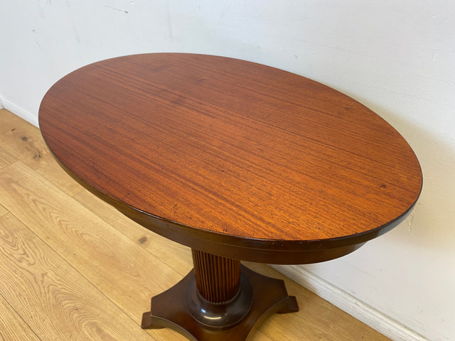 WMK # Eleganter und gut erhaltener kleiner ovaler 60er Jahre Beistelltisch im antikem Stil aus Mahagoni mit edlem Mittelfuß # Tisch Couchtisch Ablage Blumentisch Konsole Telefontisch Stilmöbel Vintage