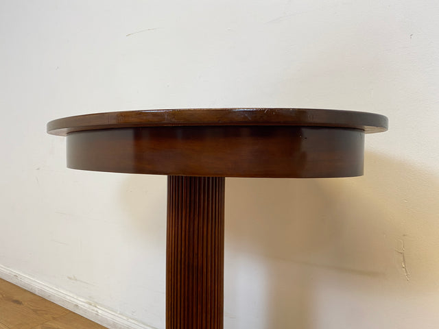 WMK # Eleganter und gut erhaltener kleiner ovaler 60er Jahre Beistelltisch im antikem Stil aus Mahagoni mit edlem Mittelfuß # Tisch Couchtisch Ablage Blumentisch Konsole Telefontisch Stilmöbel Vintage
