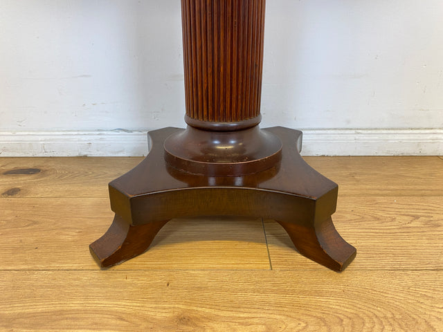 WMK # Eleganter und gut erhaltener kleiner ovaler 60er Jahre Beistelltisch im antikem Stil aus Mahagoni mit edlem Mittelfuß # Tisch Couchtisch Ablage Blumentisch Konsole Telefontisch Stilmöbel Vintage