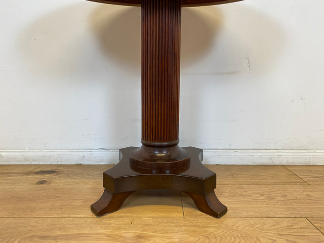 WMK # Eleganter und gut erhaltener kleiner ovaler 60er Jahre Beistelltisch im antikem Stil aus Mahagoni mit edlem Mittelfuß # Tisch Couchtisch Ablage Blumentisch Konsole Telefontisch Stilmöbel Vintage