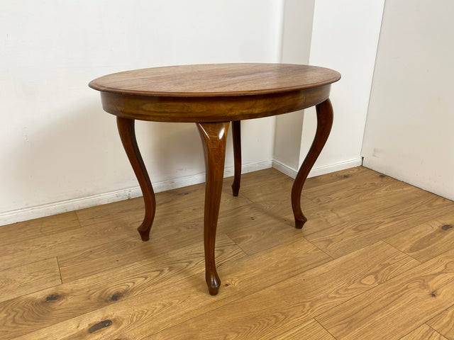 WMK # Eleganter und sehr gut erhaltener ovaler antiker Salontisch aus Nussbaum im Barock-Stil mit kunstvoll gebogenen Cabriole-Beinen # Tisch Couchtisch Beistelltisch Holztisch Chippendale Vintage