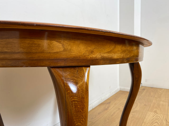 WMK # Eleganter und sehr gut erhaltener ovaler antiker Salontisch aus Nussbaum im Barock-Stil mit kunstvoll gebogenen Cabriole-Beinen # Tisch Couchtisch Beistelltisch Holztisch Chippendale Vintage