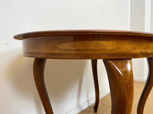 WMK # Eleganter und sehr gut erhaltener ovaler antiker Salontisch aus Nussbaum im Barock-Stil mit kunstvoll gebogenen Cabriole-Beinen # Tisch Couchtisch Beistelltisch Holztisch Chippendale Vintage