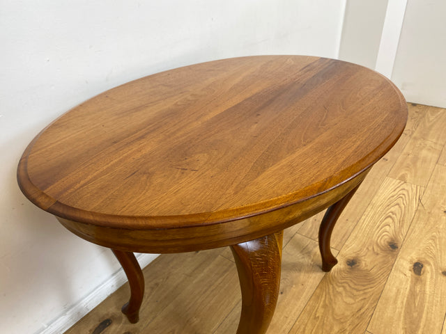 WMK # Eleganter und sehr gut erhaltener ovaler antiker Salontisch aus Nussbaum im Barock-Stil mit kunstvoll gebogenen Cabriole-Beinen # Tisch Couchtisch Beistelltisch Holztisch Chippendale Vintage