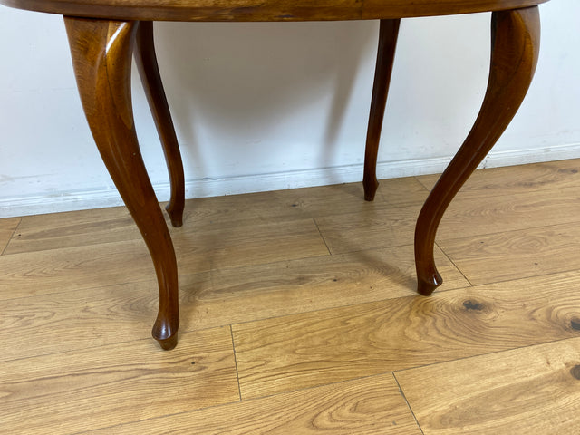 WMK # Eleganter und sehr gut erhaltener ovaler antiker Salontisch aus Nussbaum im Barock-Stil mit kunstvoll gebogenen Cabriole-Beinen # Tisch Couchtisch Beistelltisch Holztisch Chippendale Vintage
