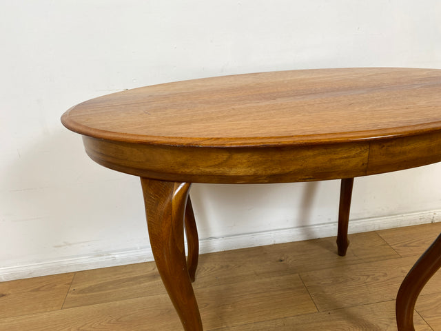 WMK # Eleganter und sehr gut erhaltener ovaler antiker Salontisch aus Nussbaum im Barock-Stil mit kunstvoll gebogenen Cabriole-Beinen # Tisch Couchtisch Beistelltisch Holztisch Chippendale Vintage