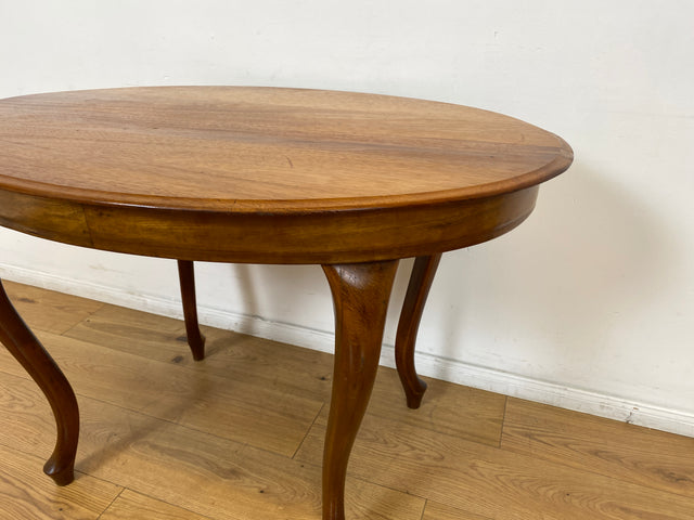 WMK # Eleganter und sehr gut erhaltener ovaler antiker Salontisch aus Nussbaum im Barock-Stil mit kunstvoll gebogenen Cabriole-Beinen # Tisch Couchtisch Beistelltisch Holztisch Chippendale Vintage