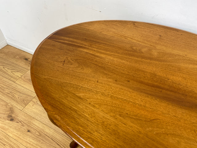 WMK # Eleganter und sehr gut erhaltener ovaler antiker Salontisch aus Nussbaum im Barock-Stil mit kunstvoll gebogenen Cabriole-Beinen # Tisch Couchtisch Beistelltisch Holztisch Chippendale Vintage