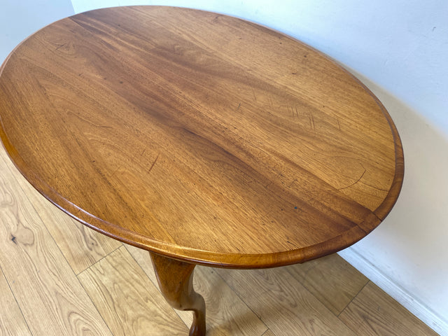 WMK # Eleganter und sehr gut erhaltener ovaler antiker Salontisch aus Nussbaum im Barock-Stil mit kunstvoll gebogenen Cabriole-Beinen # Tisch Couchtisch Beistelltisch Holztisch Chippendale Vintage