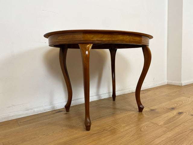 WMK # Eleganter und sehr gut erhaltener ovaler antiker Salontisch aus Nussbaum im Barock-Stil mit kunstvoll gebogenen Cabriole-Beinen # Tisch Couchtisch Beistelltisch Holztisch Chippendale Vintage