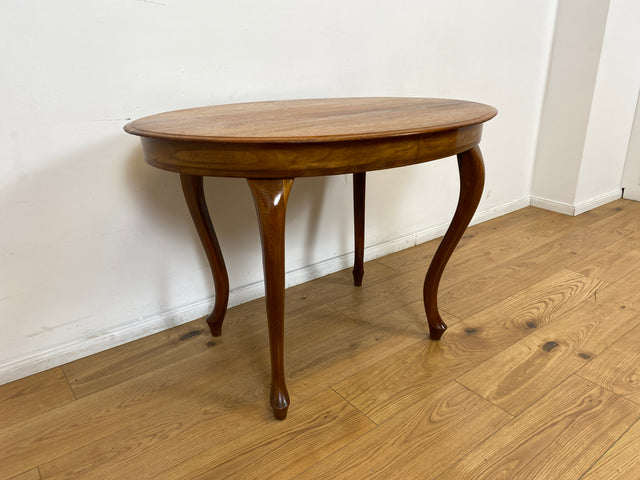 WMK # Eleganter und sehr gut erhaltener ovaler antiker Salontisch aus Nussbaum im Barock-Stil mit kunstvoll gebogenen Cabriole-Beinen # Tisch Couchtisch Beistelltisch Holztisch Chippendale Vintage