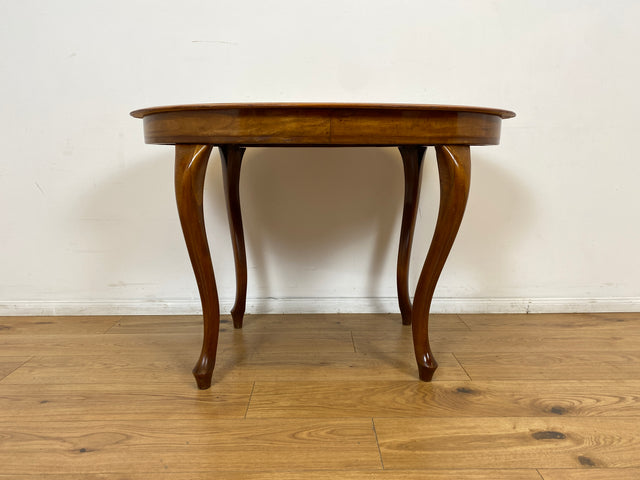 WMK # Eleganter und sehr gut erhaltener ovaler antiker Salontisch aus Nussbaum im Barock-Stil mit kunstvoll gebogenen Cabriole-Beinen # Tisch Couchtisch Beistelltisch Holztisch Chippendale Vintage
