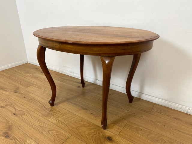 WMK # Eleganter und sehr gut erhaltener ovaler antiker Salontisch aus Nussbaum im Barock-Stil mit kunstvoll gebogenen Cabriole-Beinen # Tisch Couchtisch Beistelltisch Holztisch Chippendale Vintage