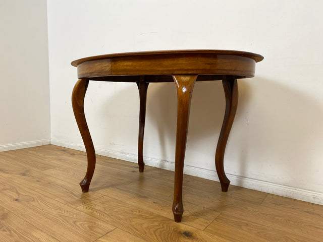 WMK # Eleganter und sehr gut erhaltener ovaler antiker Salontisch aus Nussbaum im Barock-Stil mit kunstvoll gebogenen Cabriole-Beinen # Tisch Couchtisch Beistelltisch Holztisch Chippendale Vintage