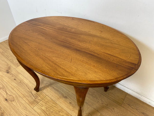 WMK # Eleganter und sehr gut erhaltener ovaler antiker Salontisch aus Nussbaum im Barock-Stil mit kunstvoll gebogenen Cabriole-Beinen # Tisch Couchtisch Beistelltisch Holztisch Chippendale Vintage