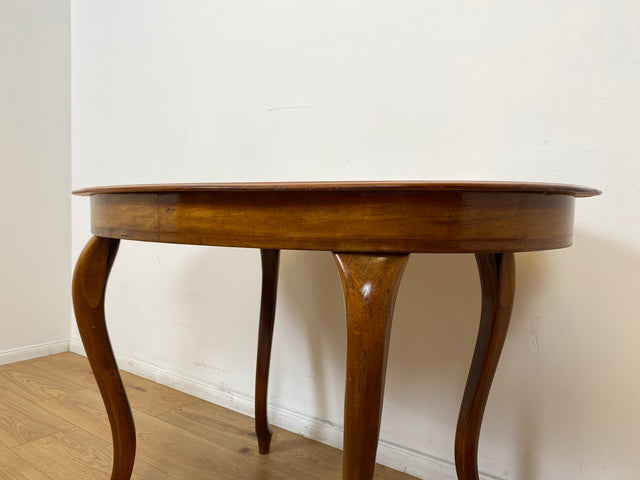 WMK # Eleganter und sehr gut erhaltener ovaler antiker Salontisch aus Nussbaum im Barock-Stil mit kunstvoll gebogenen Cabriole-Beinen # Tisch Couchtisch Beistelltisch Holztisch Chippendale Vintage