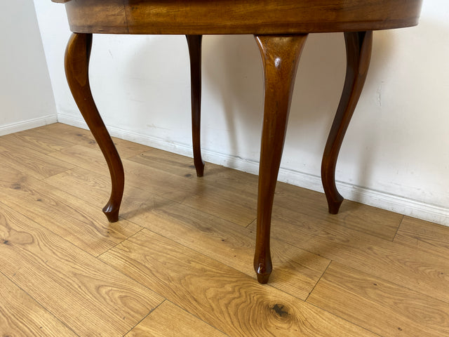 WMK # Eleganter und sehr gut erhaltener ovaler antiker Salontisch aus Nussbaum im Barock-Stil mit kunstvoll gebogenen Cabriole-Beinen # Tisch Couchtisch Beistelltisch Holztisch Chippendale Vintage