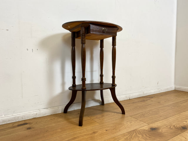 WMK # Formschöner und gut erhaltener ovaler dänischer antiker Beistelltisch im Barock Stil aus Eichenholz mit Ablage # Tisch Blumentisch Flurkommode Konsolentisch Holztisch Lampentisch Vintage Berlin