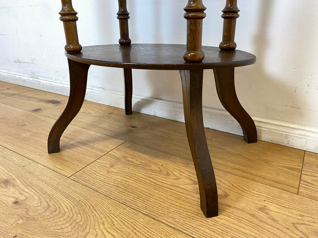 WMK # Formschöner und gut erhaltener ovaler dänischer antiker Beistelltisch im Barock Stil aus Eichenholz mit Ablage # Tisch Blumentisch Flurkommode Konsolentisch Holztisch Lampentisch Vintage Berlin