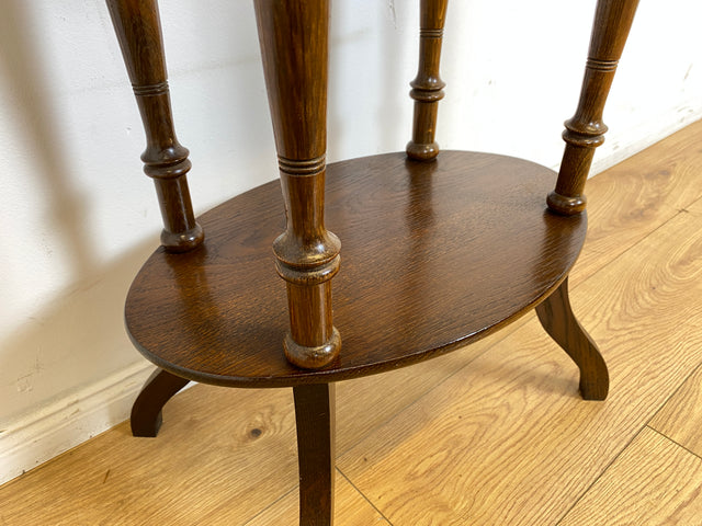WMK # Formschöner und gut erhaltener ovaler dänischer antiker Beistelltisch im Barock Stil aus Eichenholz mit Ablage # Tisch Blumentisch Flurkommode Konsolentisch Holztisch Lampentisch Vintage Berlin