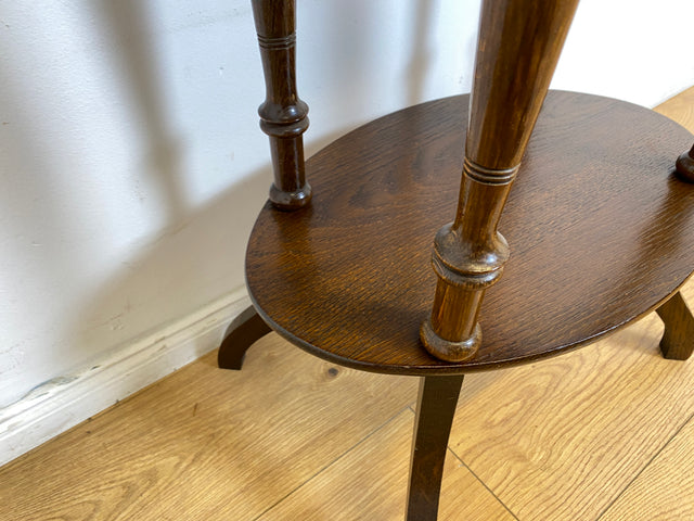 WMK # Formschöner und gut erhaltener ovaler dänischer antiker Beistelltisch im Barock Stil aus Eichenholz mit Ablage # Tisch Blumentisch Flurkommode Konsolentisch Holztisch Lampentisch Vintage Berlin