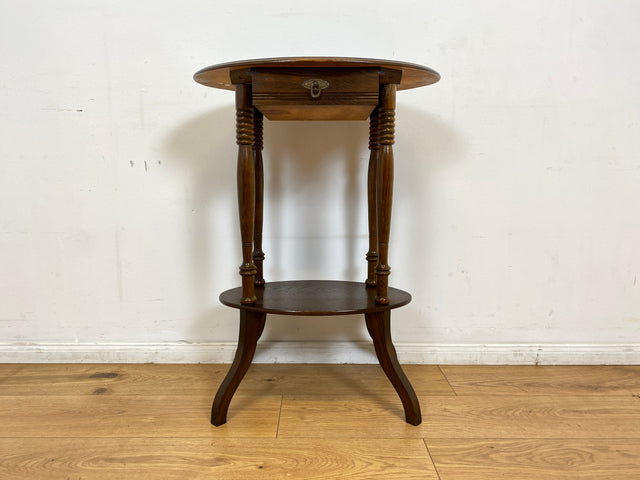 WMK # Formschöner und gut erhaltener ovaler dänischer antiker Beistelltisch im Barock Stil aus Eichenholz mit Ablage # Tisch Blumentisch Flurkommode Konsolentisch Holztisch Lampentisch Vintage Berlin