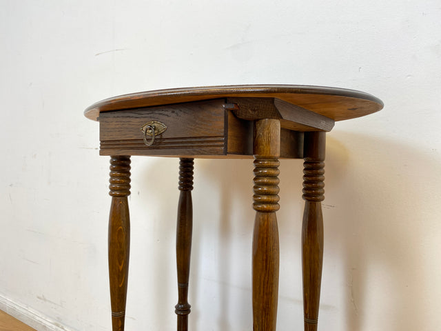 WMK # Formschöner und gut erhaltener ovaler dänischer antiker Beistelltisch im Barock Stil aus Eichenholz mit Ablage # Tisch Blumentisch Flurkommode Konsolentisch Holztisch Lampentisch Vintage Berlin