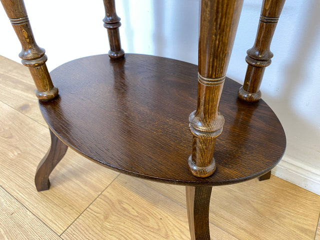 WMK # Formschöner und gut erhaltener ovaler dänischer antiker Beistelltisch im Barock Stil aus Eichenholz mit Ablage # Tisch Blumentisch Flurkommode Konsolentisch Holztisch Lampentisch Vintage Berlin
