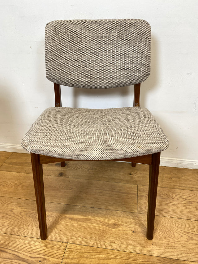 WMK I Set aus 4 hochwertigen skandinavischen Mid-Century Esszimmerstühlen mit naturbeigem Originalbezug & Walnuss Rahmen I Stühle Küchenstühle Dining Chairs Holz Polster Vintage Berlin Bochum Dresden