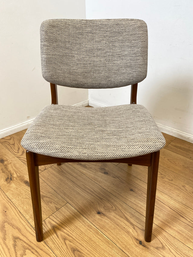 WMK I Set aus 4 hochwertigen skandinavischen Mid-Century Esszimmerstühlen mit naturbeigem Originalbezug & Walnuss Rahmen I Stühle Küchenstühle Dining Chairs Holz Polster Vintage Berlin Bochum Dresden