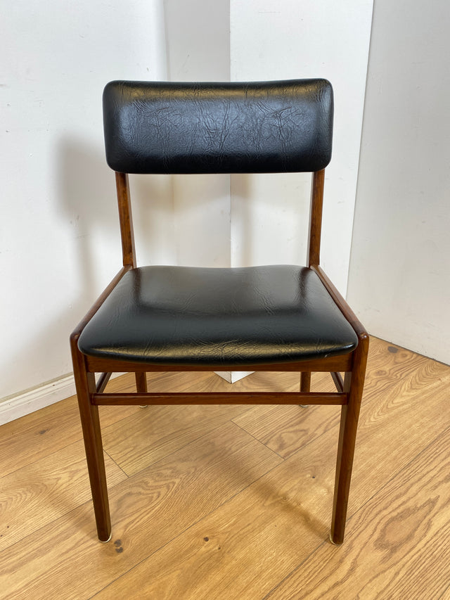 WMK # Set aus 4 sehr gut erhaltenen skandinavischen Mid-Century Esszimmerstühlen aus edlem Teak mit schwarzem Kunstleder Bezug # Stühle Küchenstühle Lederstühle Danish Design Vintage 60er Teak
