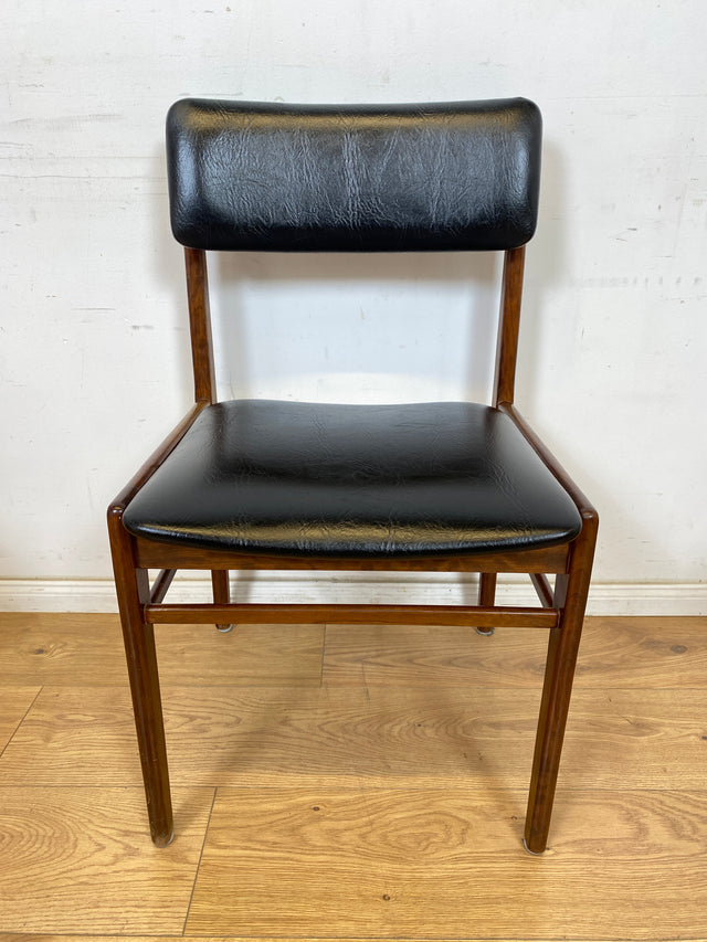 WMK # Set aus 4 sehr gut erhaltenen skandinavischen Mid-Century Esszimmerstühlen aus edlem Teak mit schwarzem Kunstleder Bezug # Stühle Küchenstühle Lederstühle Danish Design Vintage 60er Teak