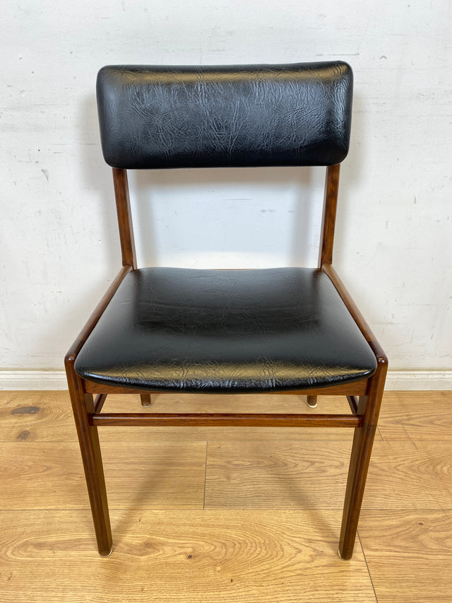 WMK # Set aus 4 sehr gut erhaltenen skandinavischen Mid-Century Esszimmerstühlen aus edlem Teak mit schwarzem Kunstleder Bezug # Stühle Küchenstühle Lederstühle Danish Design Vintage 60er Teak