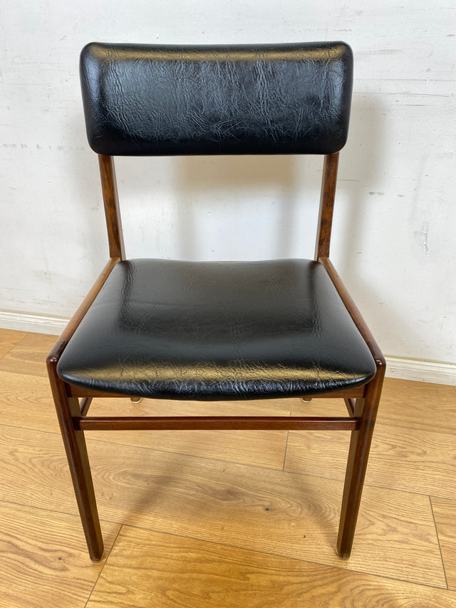 WMK # Set aus 4 sehr gut erhaltenen skandinavischen Mid-Century Esszimmerstühlen aus edlem Teak mit schwarzem Kunstleder Bezug # Stühle Küchenstühle Lederstühle Danish Design Vintage 60er Teak