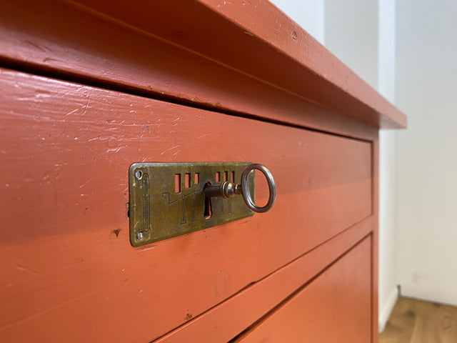 WMK # Freundliche ziegelrote antike Kommode aus vollem Holz mit großen Schubladen und Messingbeschlägen # Schrank Schubladenkommode Wäschekommode Wickelkommode Anrichte Sideboard Jugendstil Vintage