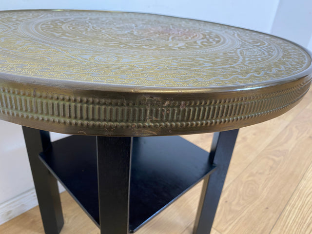 WMK I Versand möglich I Schöner runder 1930er Jahre Art Deco Rauchertisch mit geprägtem Messing Beschlagen und Ablage