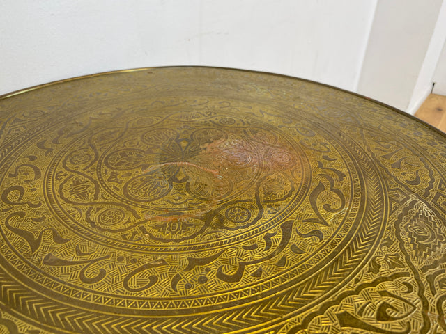 WMK I Versand möglich I Schöner runder 1930er Jahre Art Deco Rauchertisch mit geprägtem Messing Beschlagen und Ablage