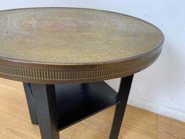 WMK I Versand möglich I Schöner runder 1930er Jahre Art Deco Rauchertisch mit geprägtem Messing Beschlagen und Ablage