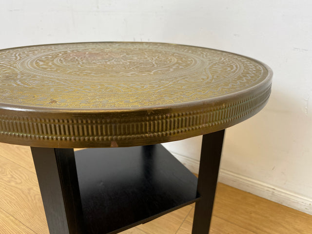 WMK I Versand möglich I Schöner runder 1930er Jahre Art Deco Rauchertisch mit geprägtem Messing Beschlagen und Ablage