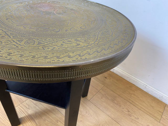 WMK I Versand möglich I Schöner runder 1930er Jahre Art Deco Rauchertisch mit geprägtem Messing Beschlagen und Ablage