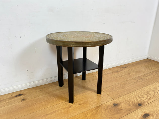 WMK I Versand möglich I Schöner runder 1930er Jahre Art Deco Rauchertisch mit geprägtem Messing Beschlagen und Ablage