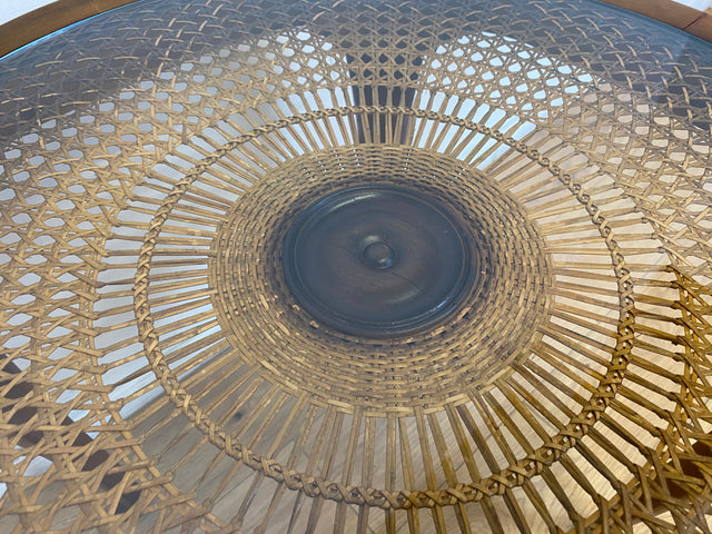 WMK # Wunderschöner kleiner runder 50er Jahre Chippendale Couchtisch mit Glasplatte & feinem Wiener Sonnengeflecht # Wohnzimmertisch Glastisch Beistelltisch Geflecht Coffee Table Mid-Century Vintage