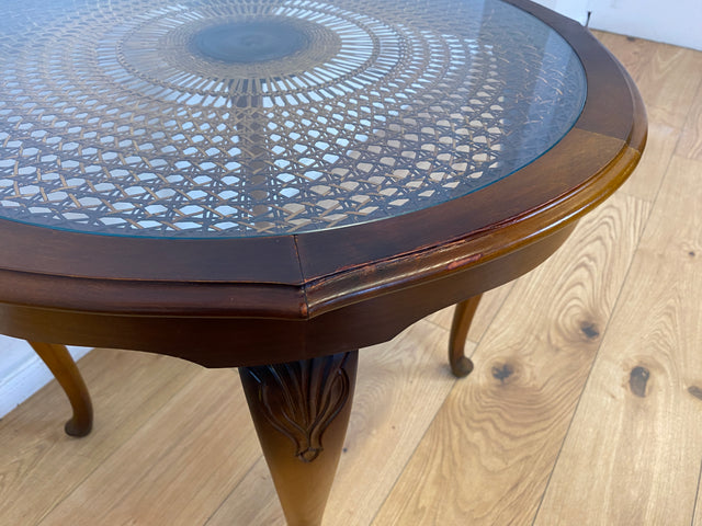 WMK # Wunderschöner kleiner runder 50er Jahre Chippendale Couchtisch mit Glasplatte & feinem Wiener Sonnengeflecht # Wohnzimmertisch Glastisch Beistelltisch Geflecht Coffee Table Mid-Century Vintage
