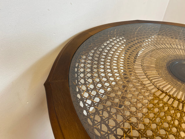 WMK # Wunderschöner kleiner runder 50er Jahre Chippendale Couchtisch mit Glasplatte & feinem Wiener Sonnengeflecht # Wohnzimmertisch Glastisch Beistelltisch Geflecht Coffee Table Mid-Century Vintage