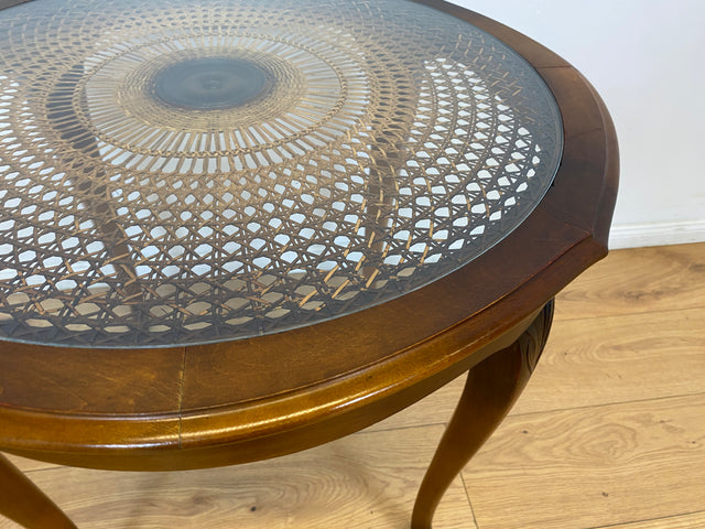 WMK # Wunderschöner kleiner runder 50er Jahre Chippendale Couchtisch mit Glasplatte & feinem Wiener Sonnengeflecht # Wohnzimmertisch Glastisch Beistelltisch Geflecht Coffee Table Mid-Century Vintage