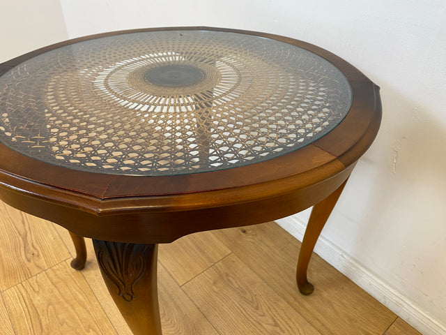 WMK # Wunderschöner kleiner runder 50er Jahre Chippendale Couchtisch mit Glasplatte & feinem Wiener Sonnengeflecht # Wohnzimmertisch Glastisch Beistelltisch Geflecht Coffee Table Mid-Century Vintage