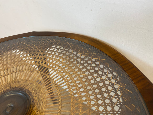 WMK # Wunderschöner kleiner runder 50er Jahre Chippendale Couchtisch mit Glasplatte & feinem Wiener Sonnengeflecht # Wohnzimmertisch Glastisch Beistelltisch Geflecht Coffee Table Mid-Century Vintage