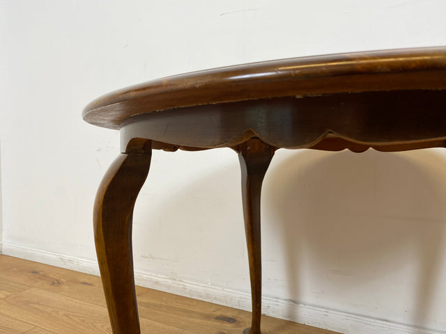 WMK # Sehr eleganter runder 60er Jahre Chippendale Couchtisch aus Nussbaum mit geschweiften Füßen # Salontisch Wohnzimmertisch Tisch Beistelltisch Ablage Stilmöbel Vintage Barock Berlin Stuttgart Jena