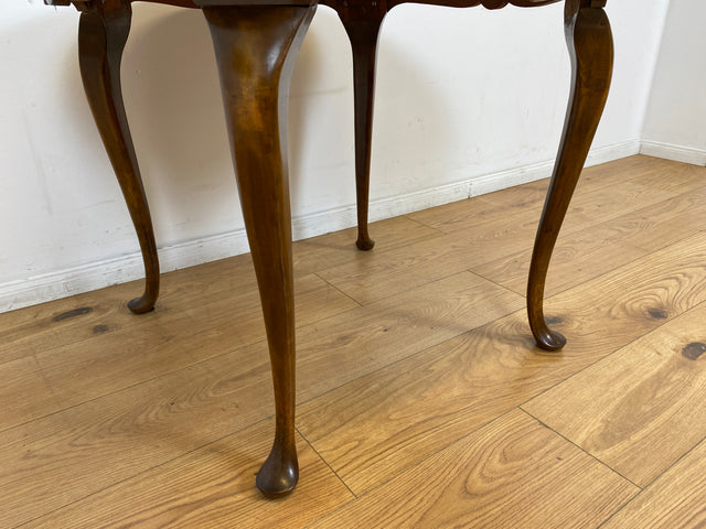 WMK # Sehr eleganter runder 60er Jahre Chippendale Couchtisch aus Nussbaum mit geschweiften Füßen # Salontisch Wohnzimmertisch Tisch Beistelltisch Ablage Stilmöbel Vintage Barock Berlin Stuttgart Jena