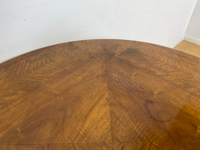 WMK # Sehr eleganter runder 60er Jahre Chippendale Couchtisch aus Nussbaum mit geschweiften Füßen # Salontisch Wohnzimmertisch Tisch Beistelltisch Ablage Stilmöbel Vintage Barock Berlin Stuttgart Jena